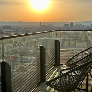 apt-panorama-sky-i-rooftop-pool-i-metro-station.vienna-besthotels.com/